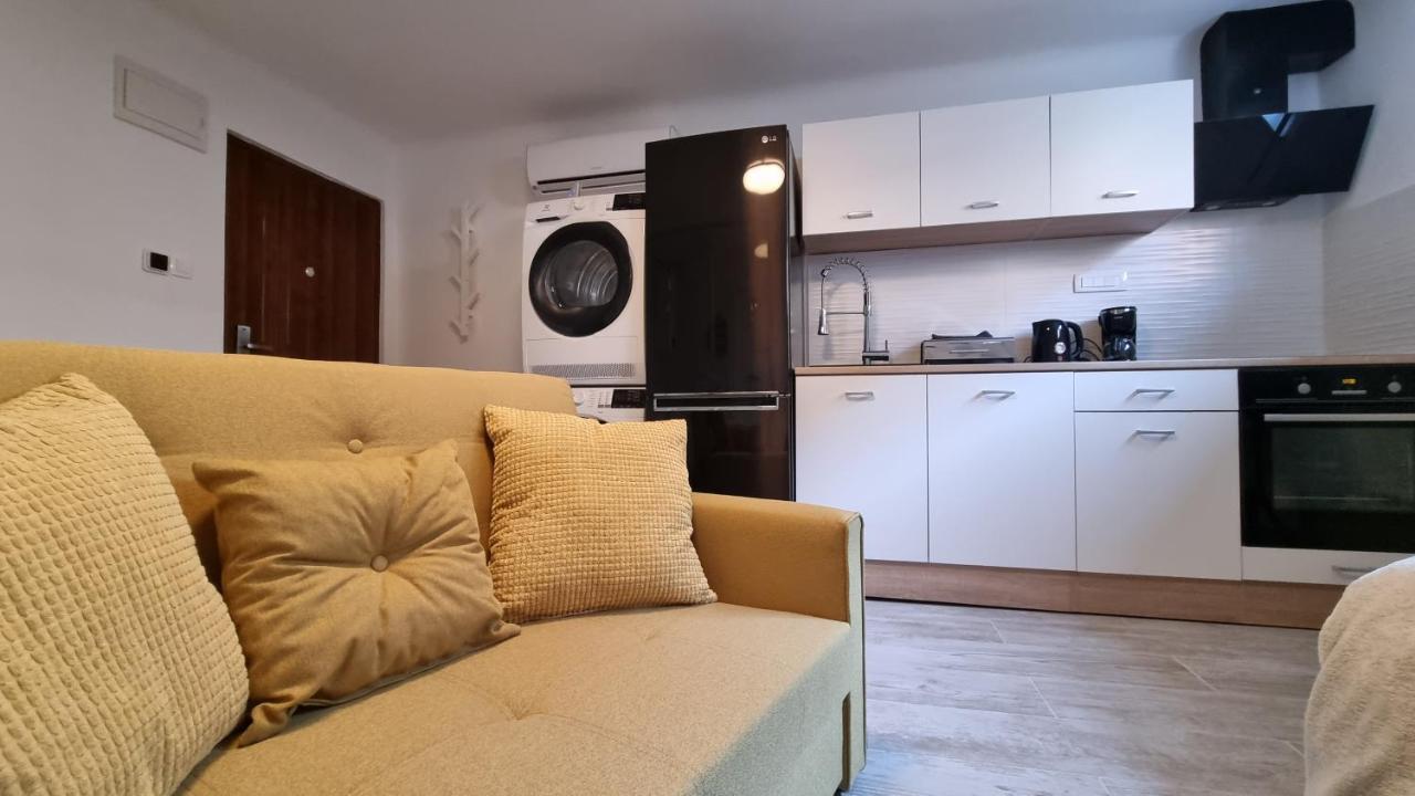 Cozy In Tresnjevka Apartment *